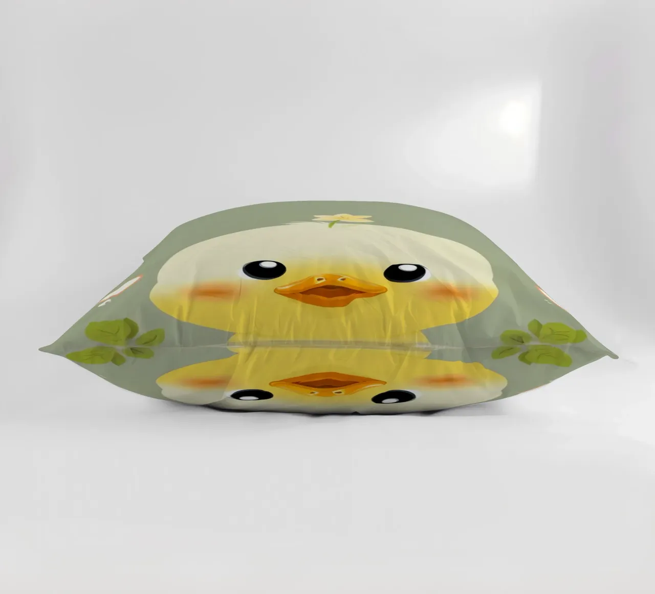 Simpatico pulcino felice con fiore cuscino da DesignDoodle