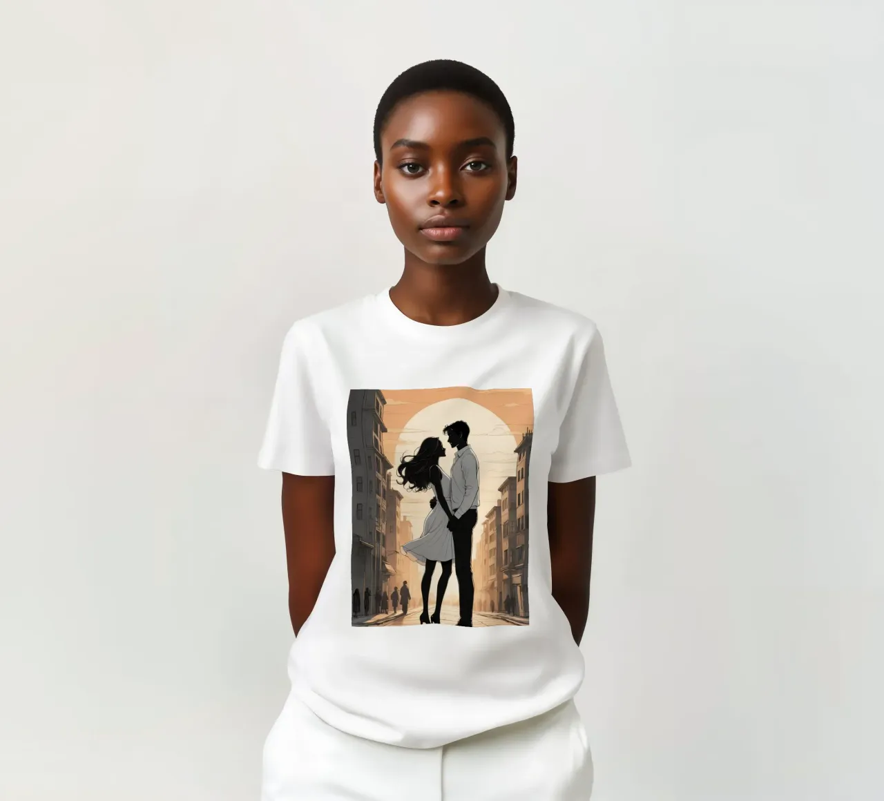 Coppia abbracciata in una strada della città al tramonto t-shirt da DesignDoodle