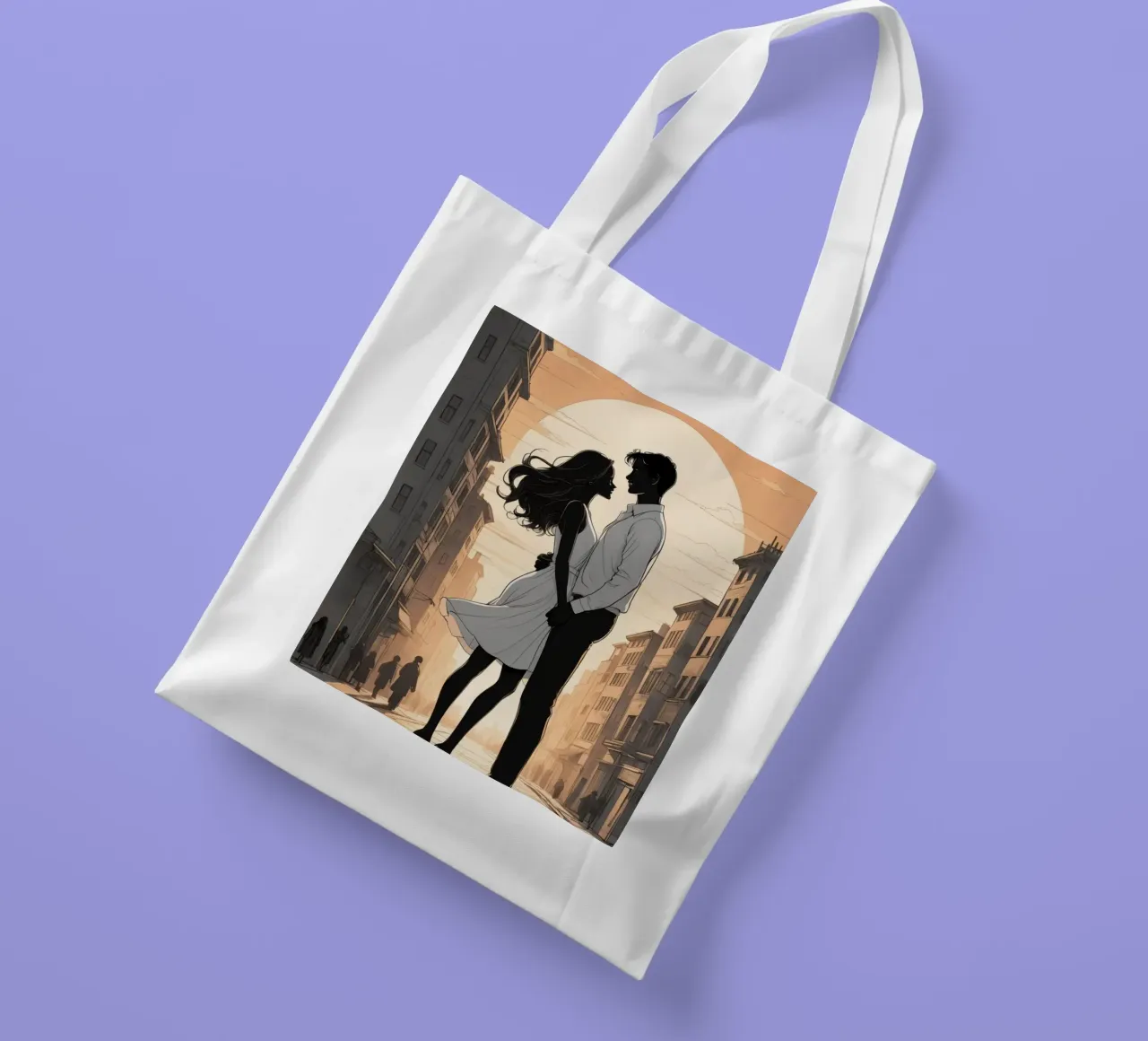 Coppia abbracciata in una strada della città al tramonto borsa in juta da DesignDoodle