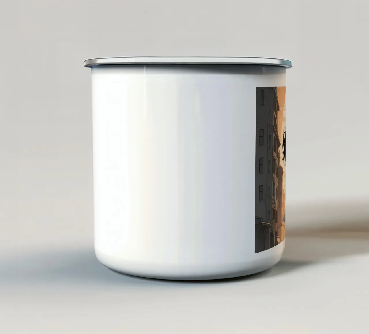 Coppia abbracciata in una strada della città al tramonto tazza in smalto da DesignDoodle
