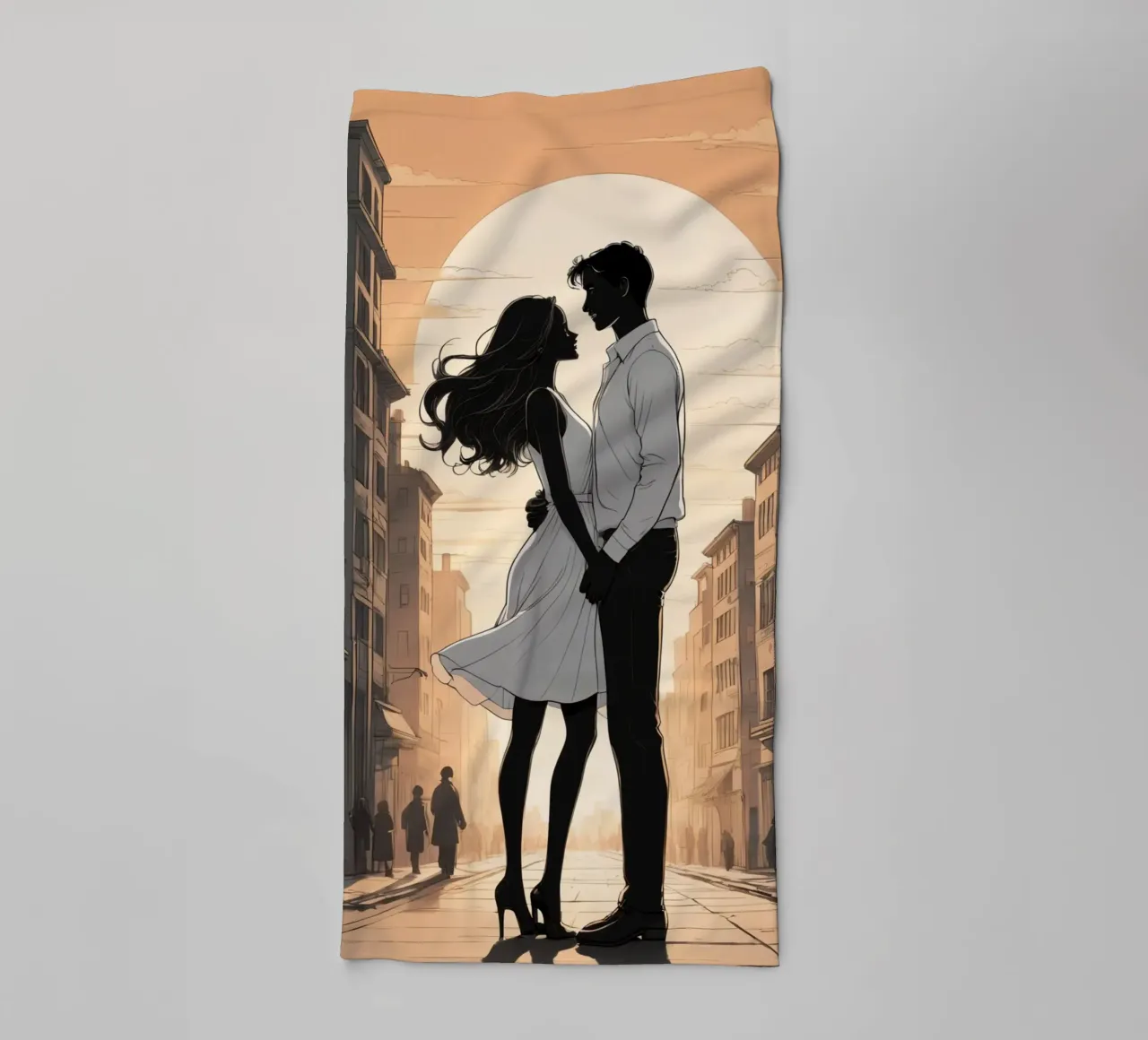 Coppia abbracciata in una strada della città al tramonto asciugamano da bagno da DesignDoodle