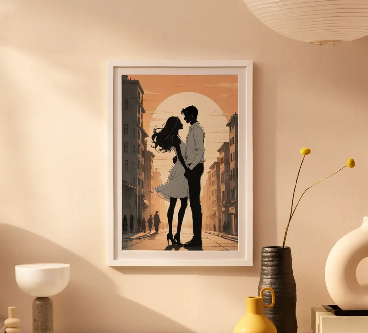 Coppia abbracciata in una strada della città al tramonto carta hahnemühle da DesignDoodle