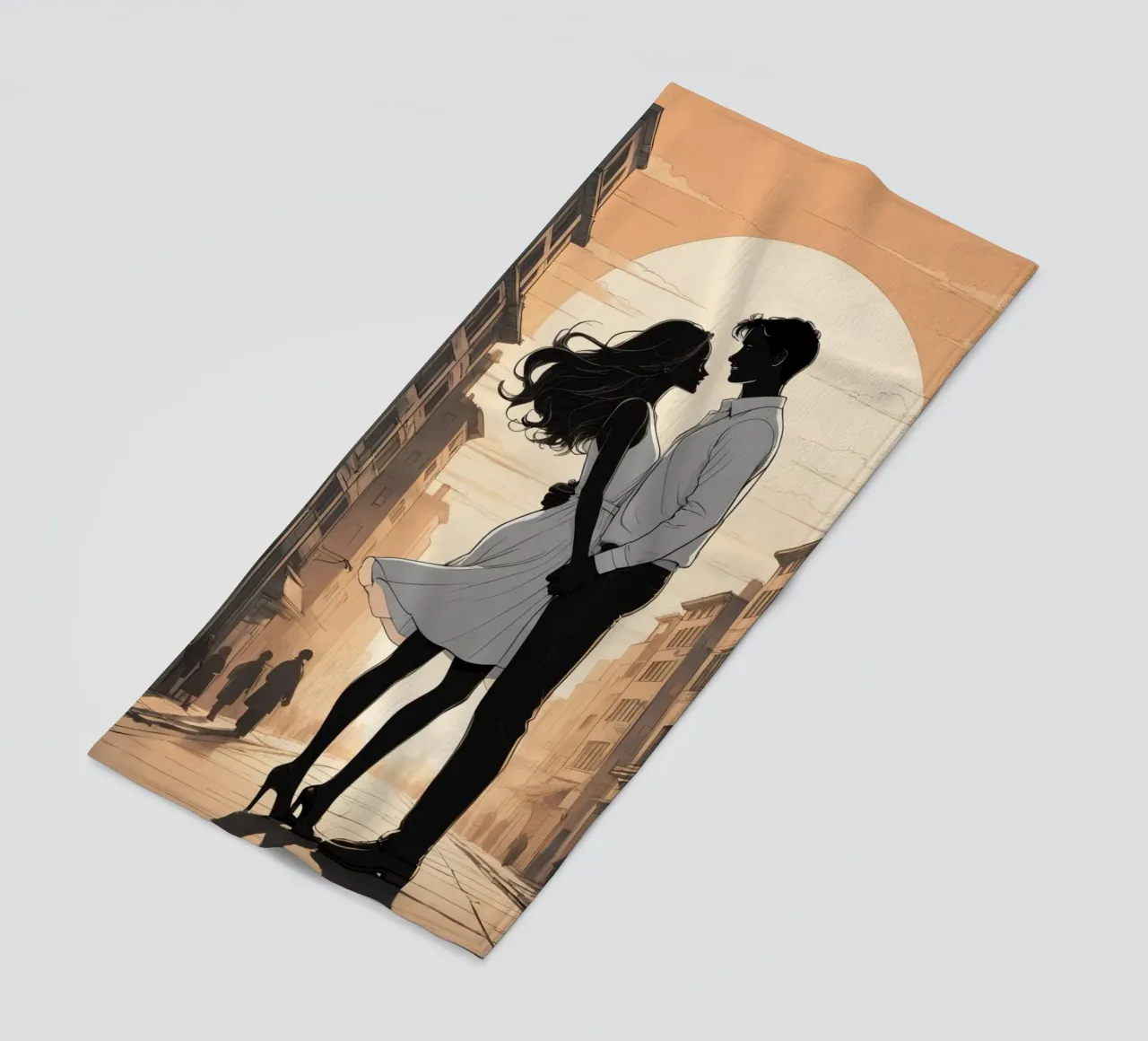 Coppia abbracciata in una strada della città al tramonto telo mare da DesignDoodle