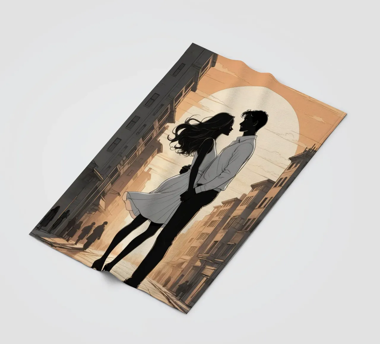 Coppia abbracciata in una strada della città al tramonto coperta in pile da DesignDoodle