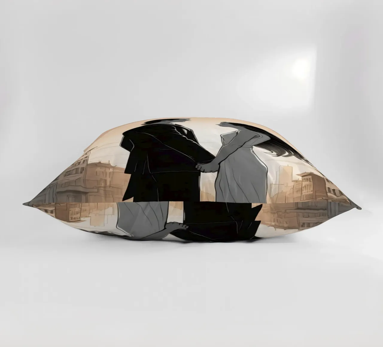 Coppia che si tiene per mano in una strada cittadina con sole ed edifici cuscino da DesignDoodle