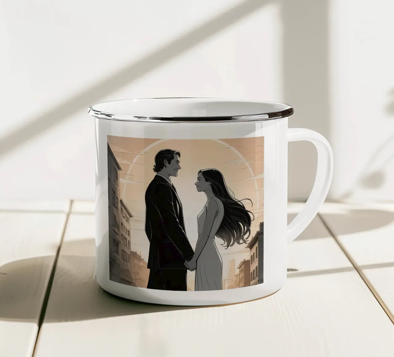 Coppia che si tiene per mano in una strada cittadina con sole ed edifici tazza in smalto da DesignDoodle