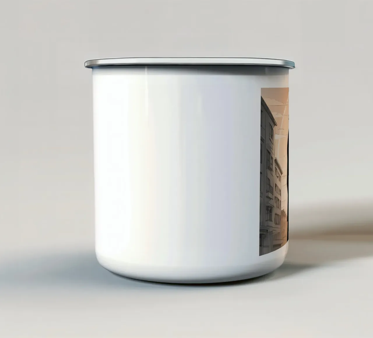 Coppia che si tiene per mano in una strada cittadina con sole ed edifici tazza in smalto da DesignDoodle
