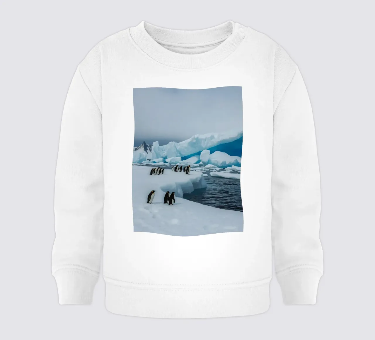 Pinguini imperatore su una distesa di ghiaccio con iceberg e montagne felpa neonato da DesignDoodle