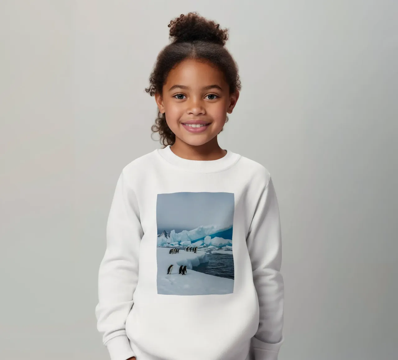 Pinguini imperatore su una distesa di ghiaccio con iceberg e montagne felpa bambino da DesignDoodle