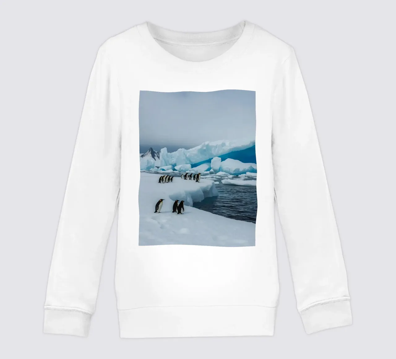 Pinguini imperatore su una distesa di ghiaccio con iceberg e montagne felpa bambino da DesignDoodle