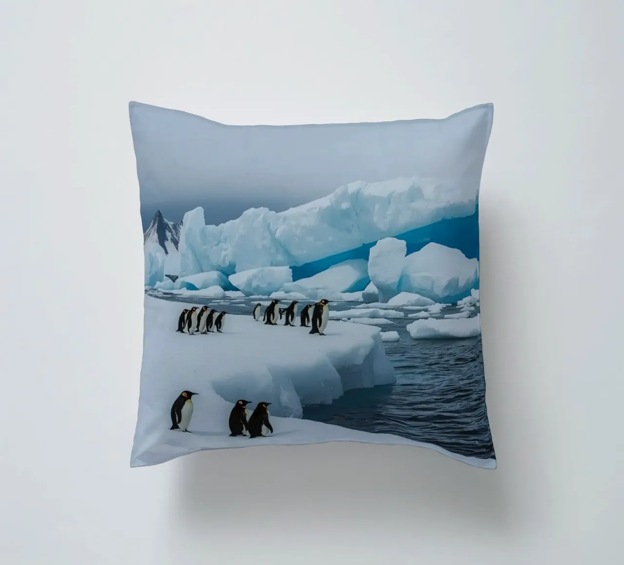 Pinguini imperatore su una distesa di ghiaccio con iceberg e montagne cuscino da DesignDoodle