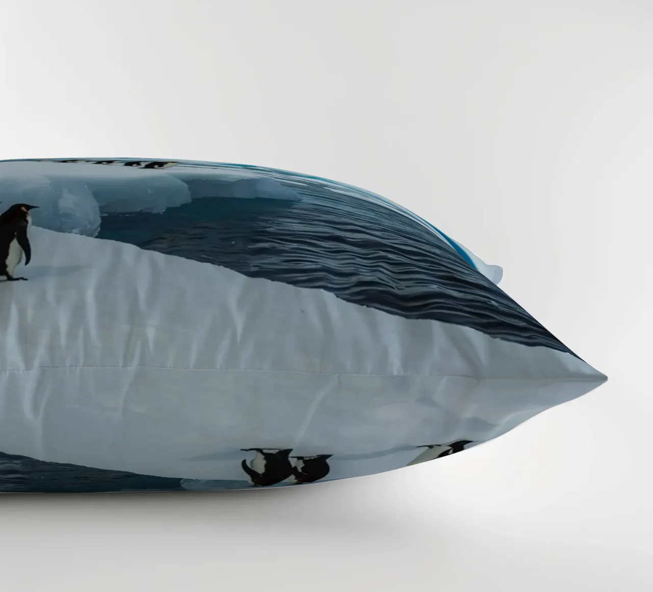 Pinguini imperatore su una distesa di ghiaccio con iceberg e montagne cuscino da DesignDoodle