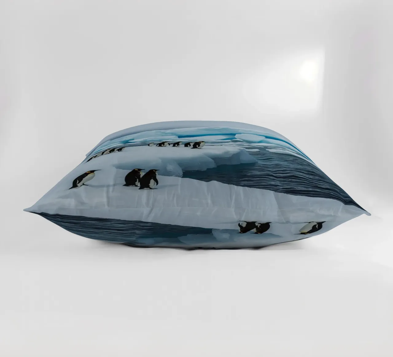 Pinguini imperatore su una distesa di ghiaccio con iceberg e montagne cuscino da DesignDoodle
