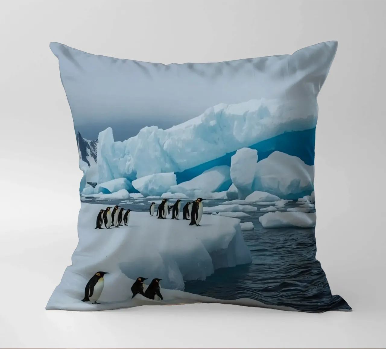 Pinguini imperatore su una distesa di ghiaccio con iceberg e montagne cuscino da DesignDoodle