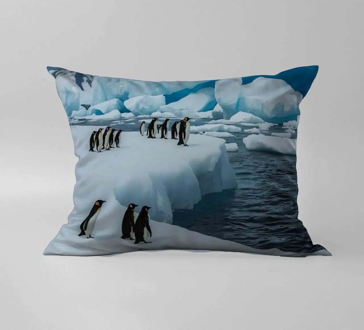 Pinguini imperatore su una distesa di ghiaccio con iceberg e montagne cuscino da DesignDoodle