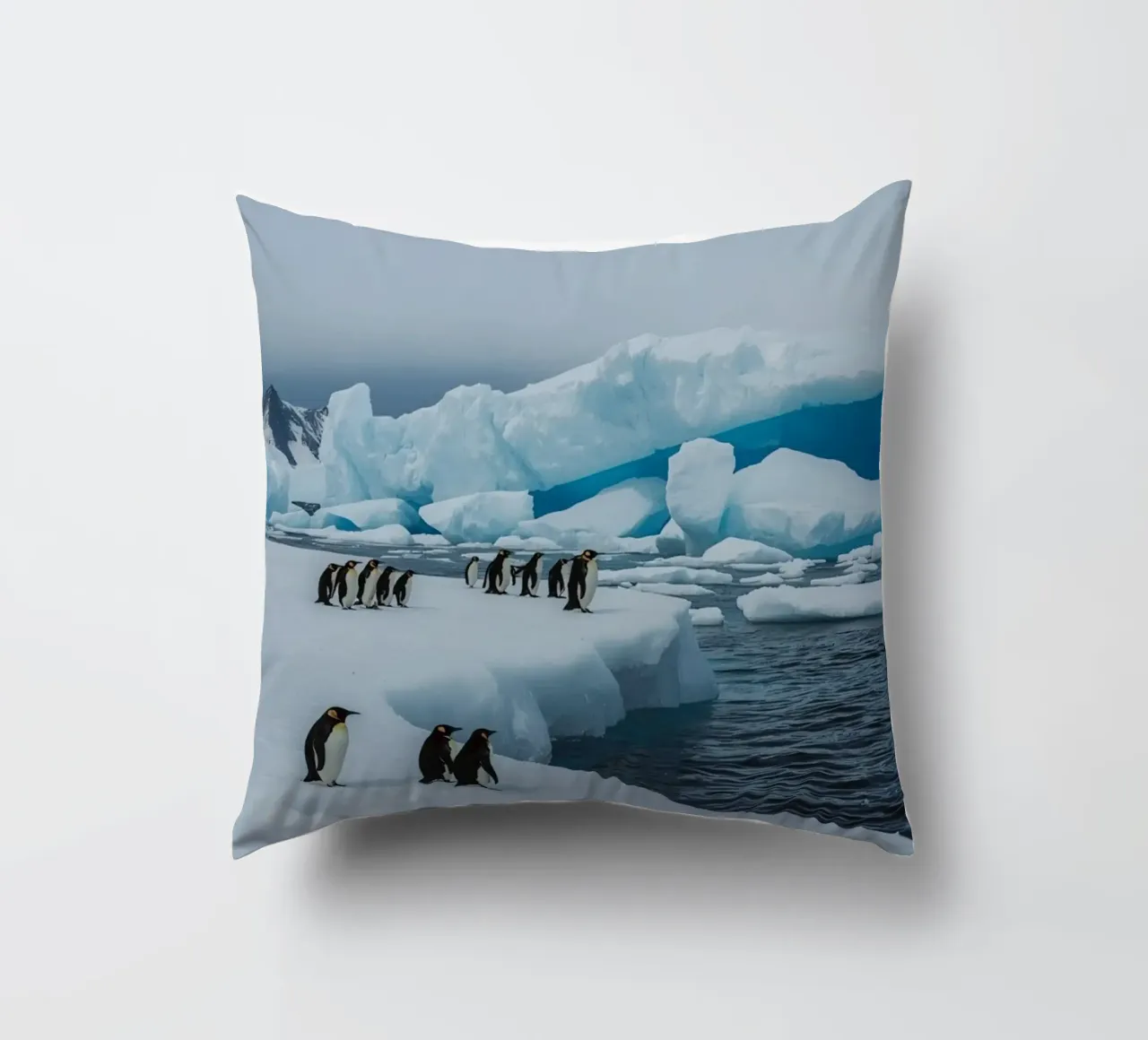 Pinguini imperatore su una distesa di ghiaccio con iceberg e montagne cuscino da DesignDoodle
