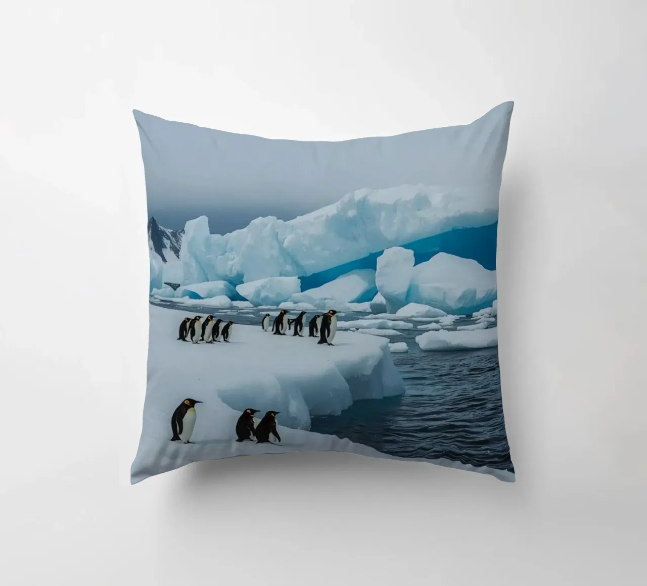 Pinguini imperatore su una distesa di ghiaccio con iceberg e montagne cuscino da DesignDoodle