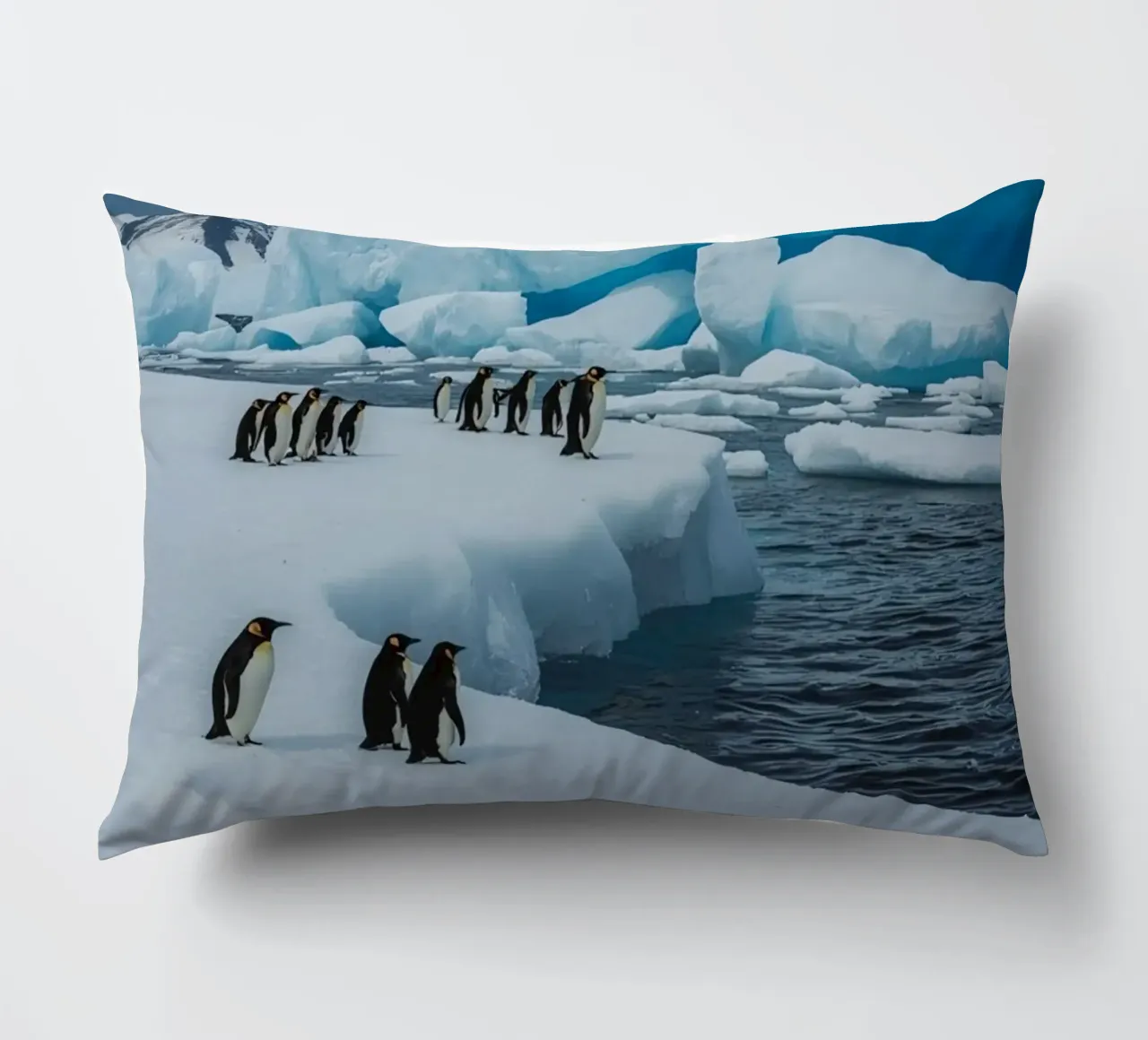 Pinguini imperatore su una distesa di ghiaccio con iceberg e montagne cuscino da DesignDoodle