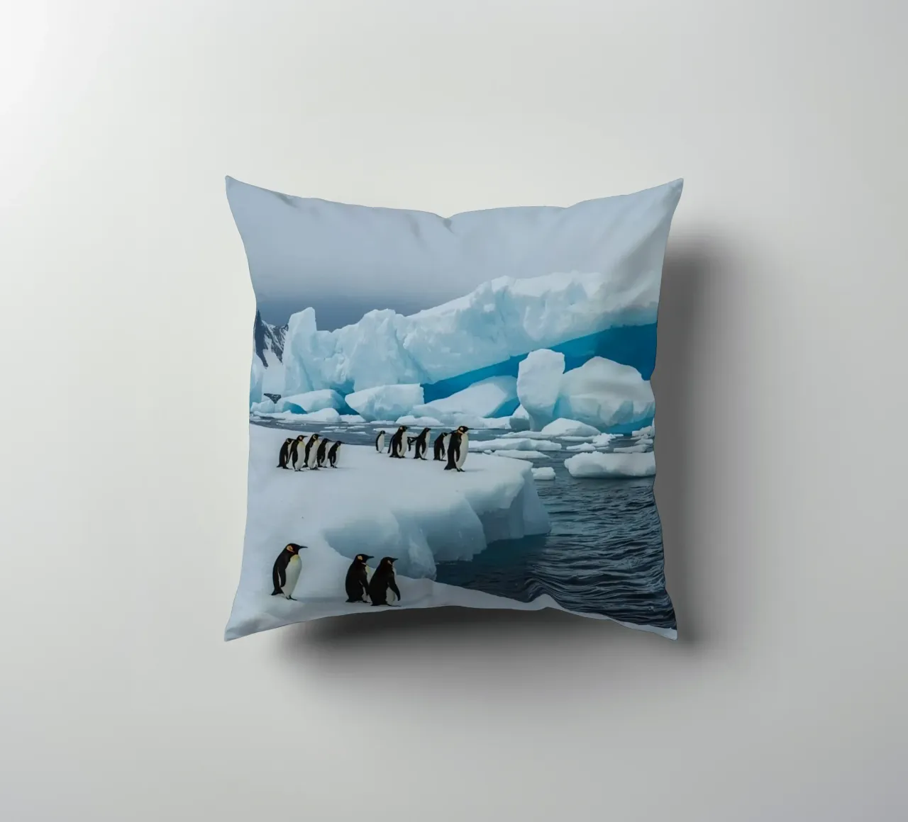 Pinguini imperatore su una distesa di ghiaccio con iceberg e montagne cuscino da DesignDoodle