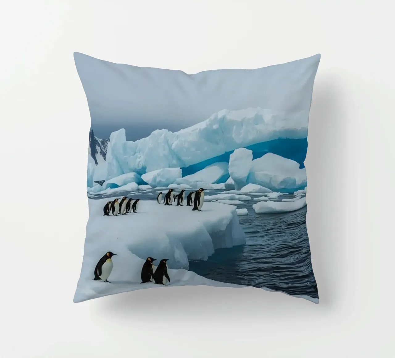 Pinguini imperatore su una distesa di ghiaccio con iceberg e montagne cuscino da DesignDoodle