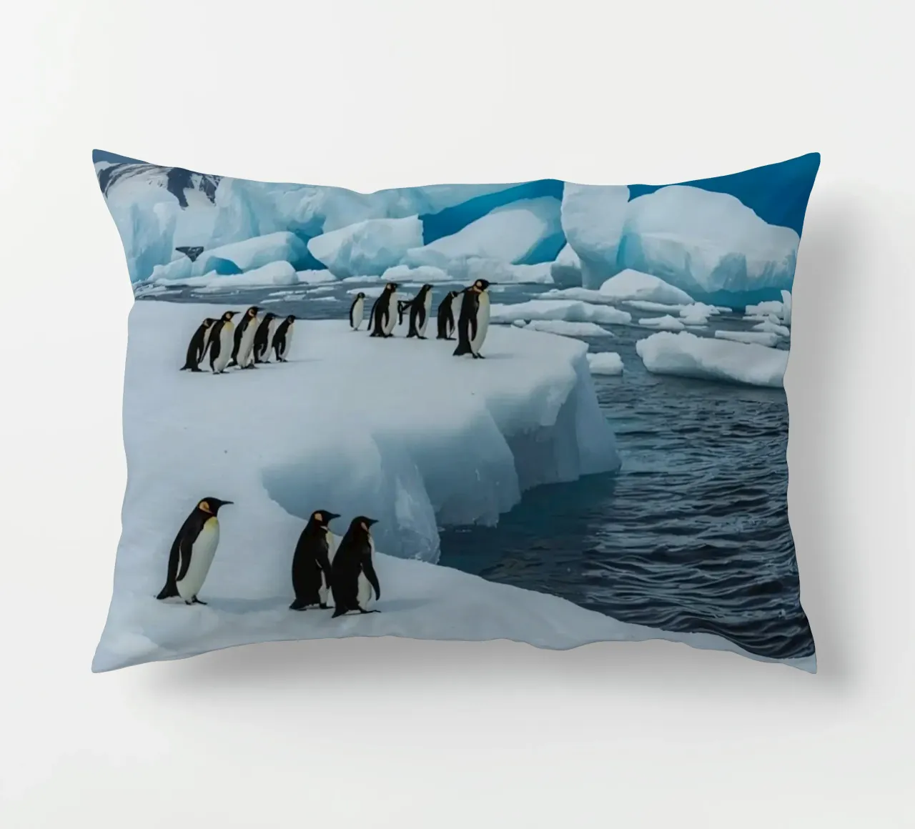 Pinguini imperatore su una distesa di ghiaccio con iceberg e montagne cuscino da DesignDoodle