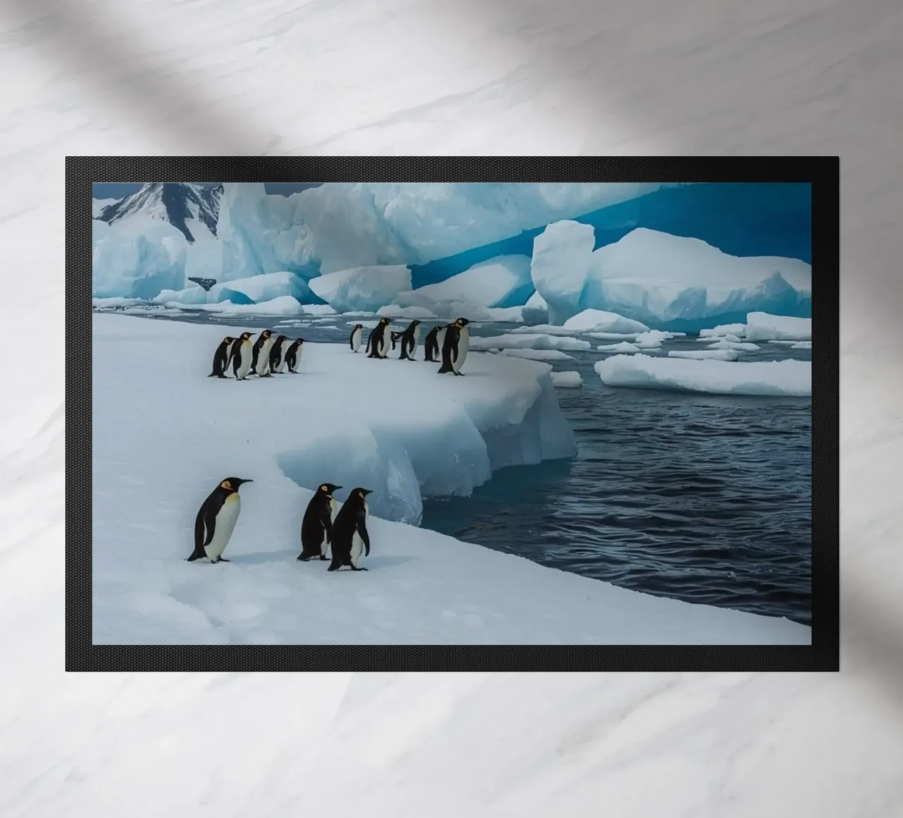 Pinguini imperatore su una distesa di ghiaccio con iceberg e montagne zerbino da DesignDoodle