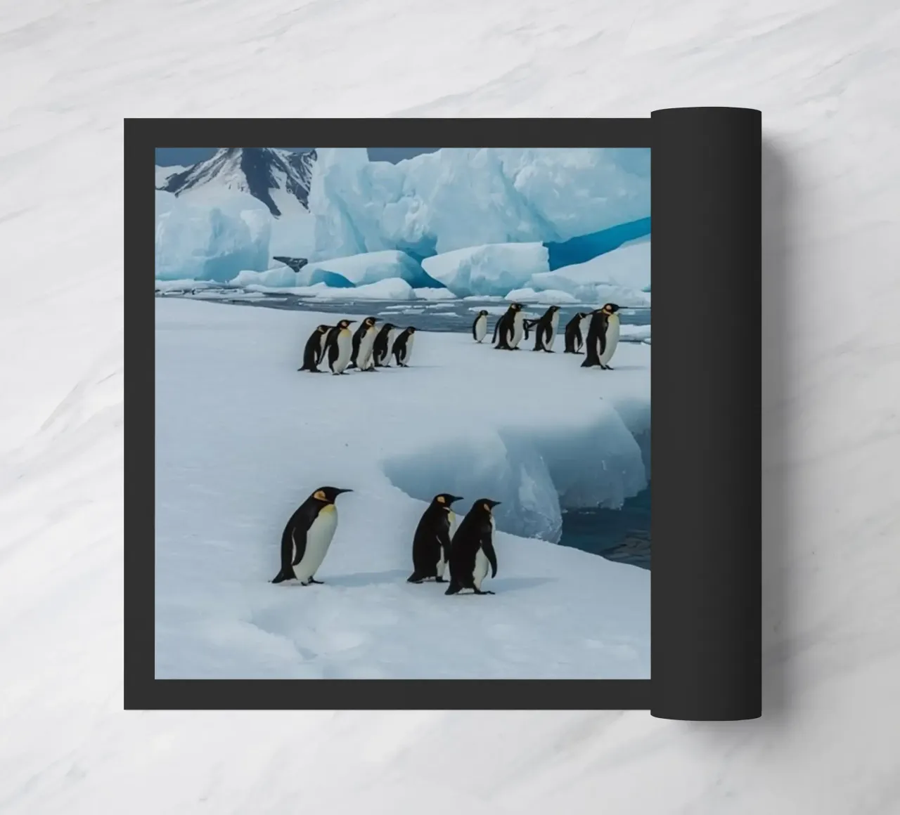 Pinguini imperatore su una distesa di ghiaccio con iceberg e montagne zerbino da DesignDoodle