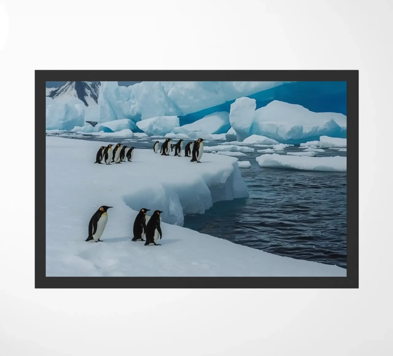 Pinguini imperatore su una distesa di ghiaccio con iceberg e montagne zerbino da DesignDoodle