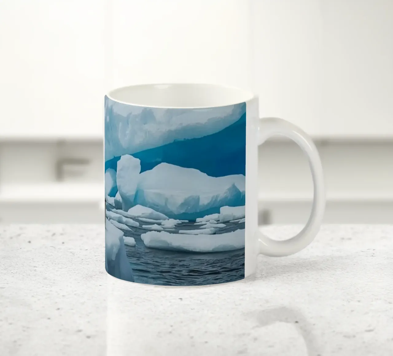 Pinguini imperatore su una distesa di ghiaccio con iceberg e montagne tazza in ceramica da DesignDoodle