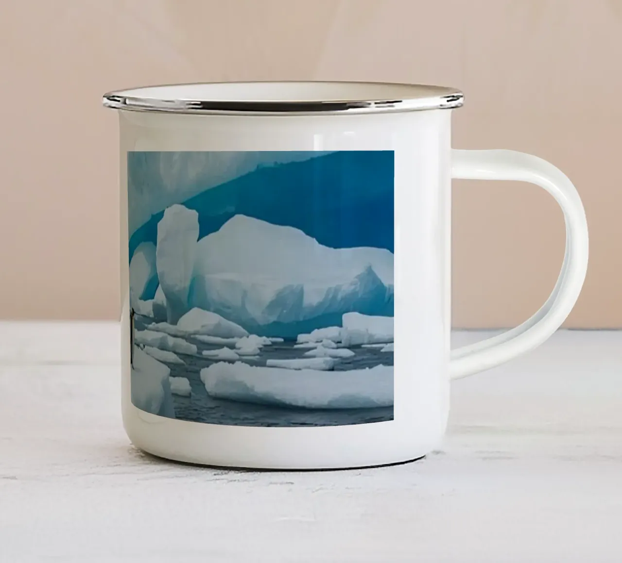 Pinguini imperatore su una distesa di ghiaccio con iceberg e montagne tazza in smalto da DesignDoodle