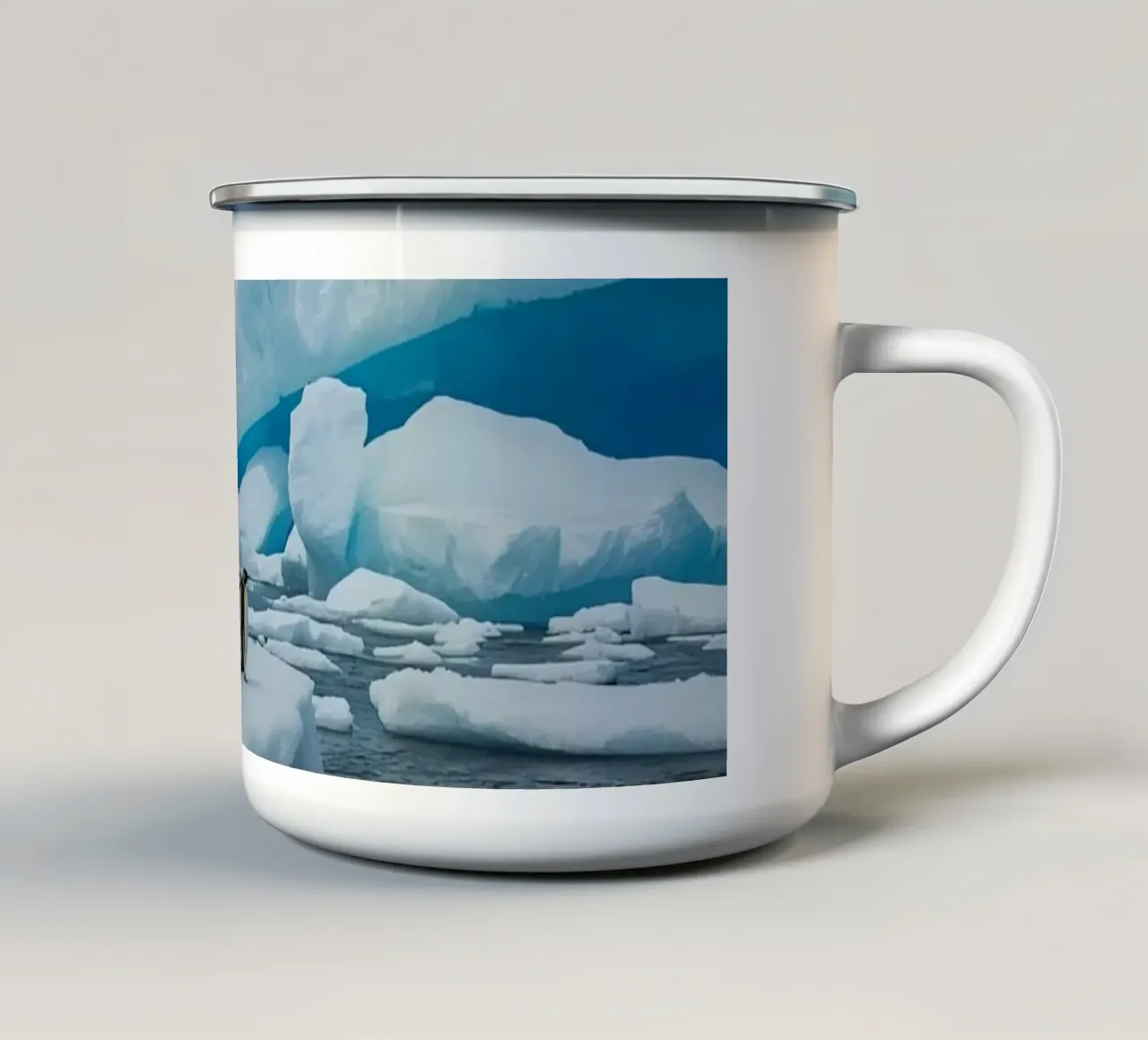 Pinguini imperatore su una distesa di ghiaccio con iceberg e montagne tazza in smalto da DesignDoodle