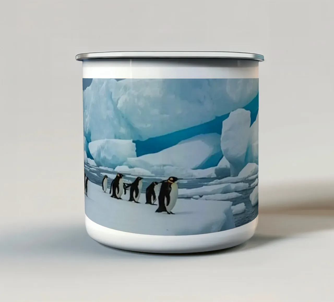 Pinguini imperatore su una distesa di ghiaccio con iceberg e montagne tazza in smalto da DesignDoodle