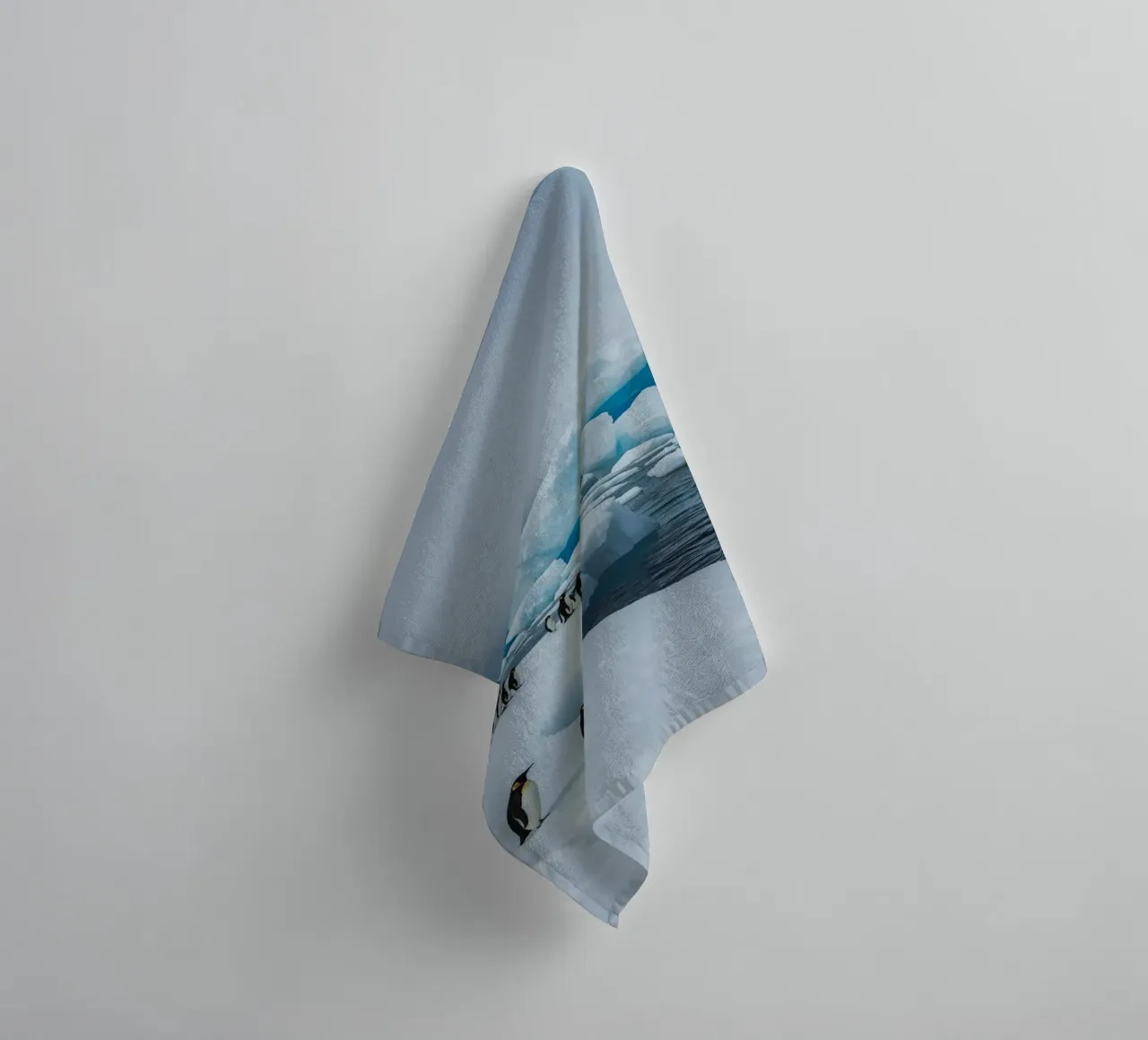 Pinguini imperatore su una distesa di ghiaccio con iceberg e montagne asciugamano da bagno da DesignDoodle