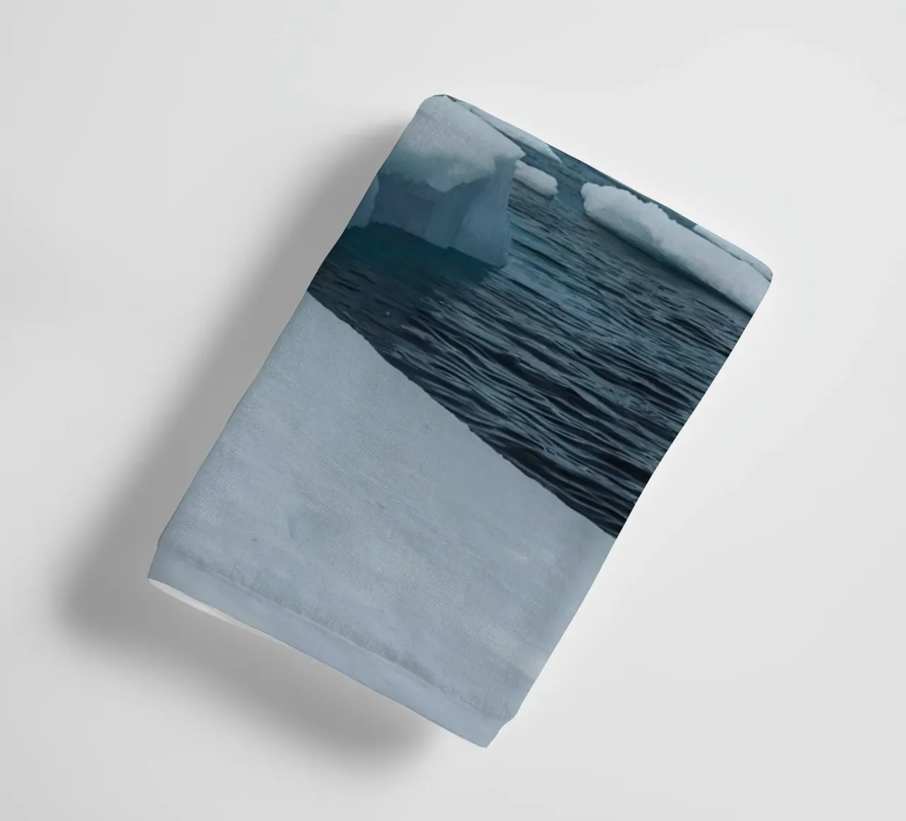 Pinguini imperatore su una distesa di ghiaccio con iceberg e montagne asciugamano da bagno da DesignDoodle