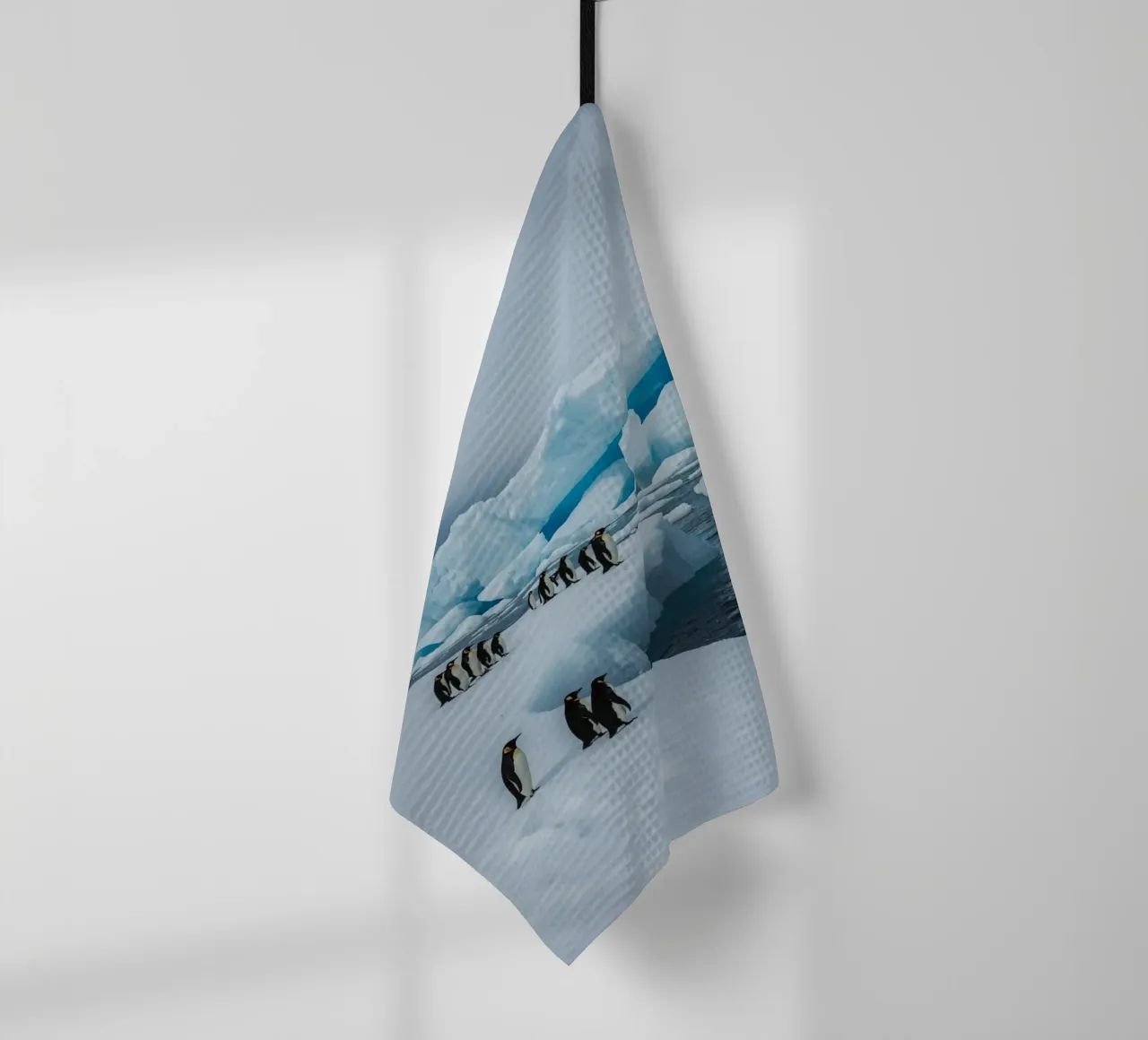 Pinguini imperatore su una distesa di ghiaccio con iceberg e montagne canovaccio da cucina da DesignDoodle