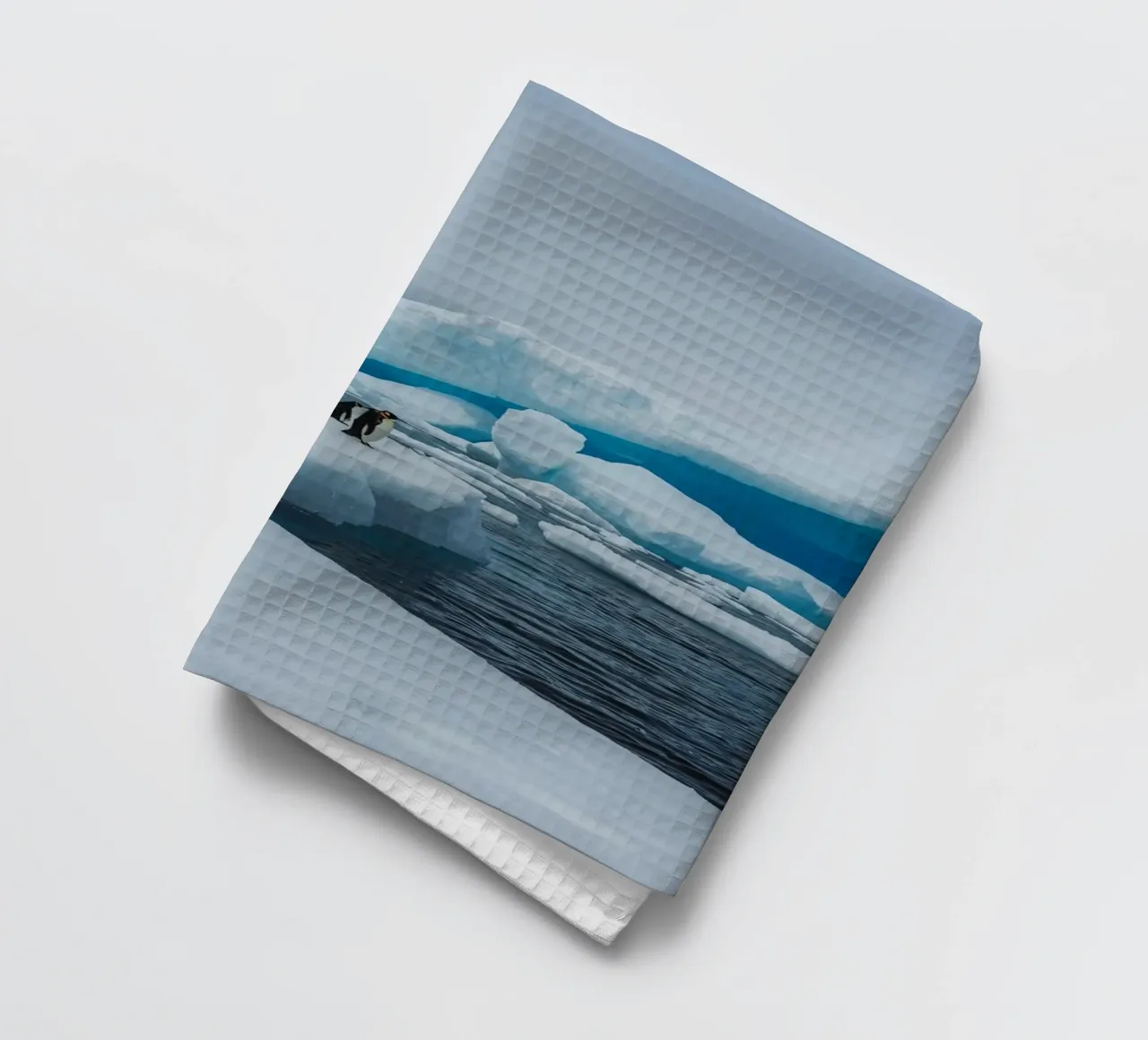 Pinguini imperatore su una distesa di ghiaccio con iceberg e montagne canovaccio da cucina da DesignDoodle