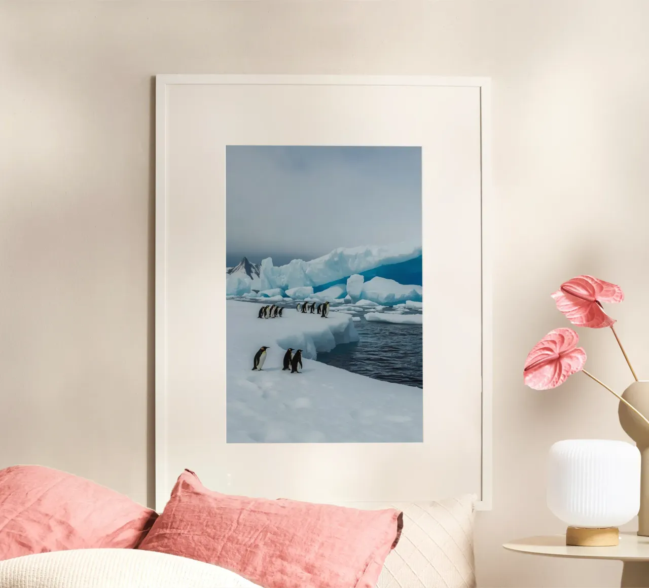 Pinguini imperatore su una distesa di ghiaccio con iceberg e montagne carta hahnemühle da DesignDoodle