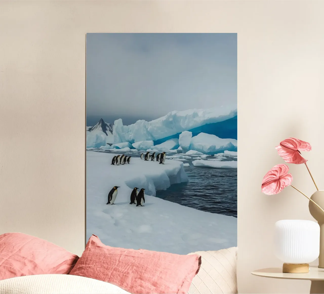 Pinguini imperatore su una distesa di ghiaccio con iceberg e montagne carta hahnemühle da DesignDoodle