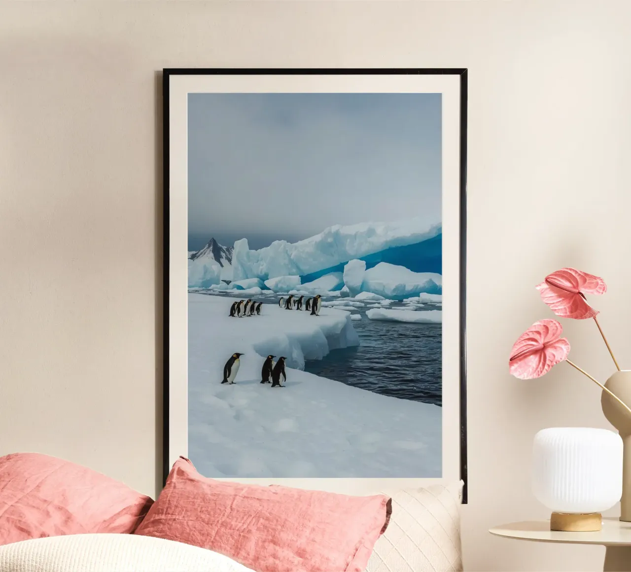 Pinguini imperatore su una distesa di ghiaccio con iceberg e montagne carta hahnemühle da DesignDoodle