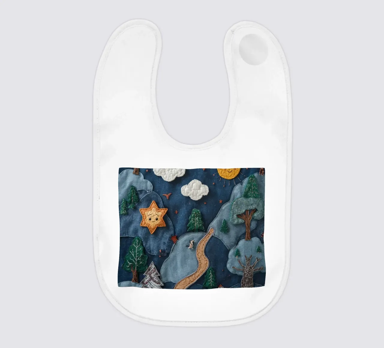 Paesaggio in collage di stoffa con elementi celesti e animali bavaglino da DesignDoodle
