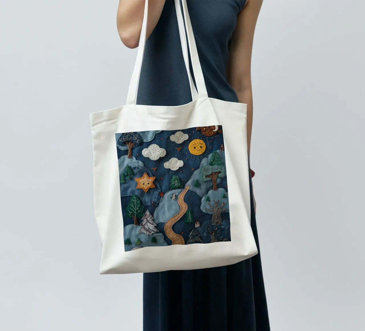 Paesaggio in collage di stoffa con elementi celesti e animali borsa in juta da DesignDoodle