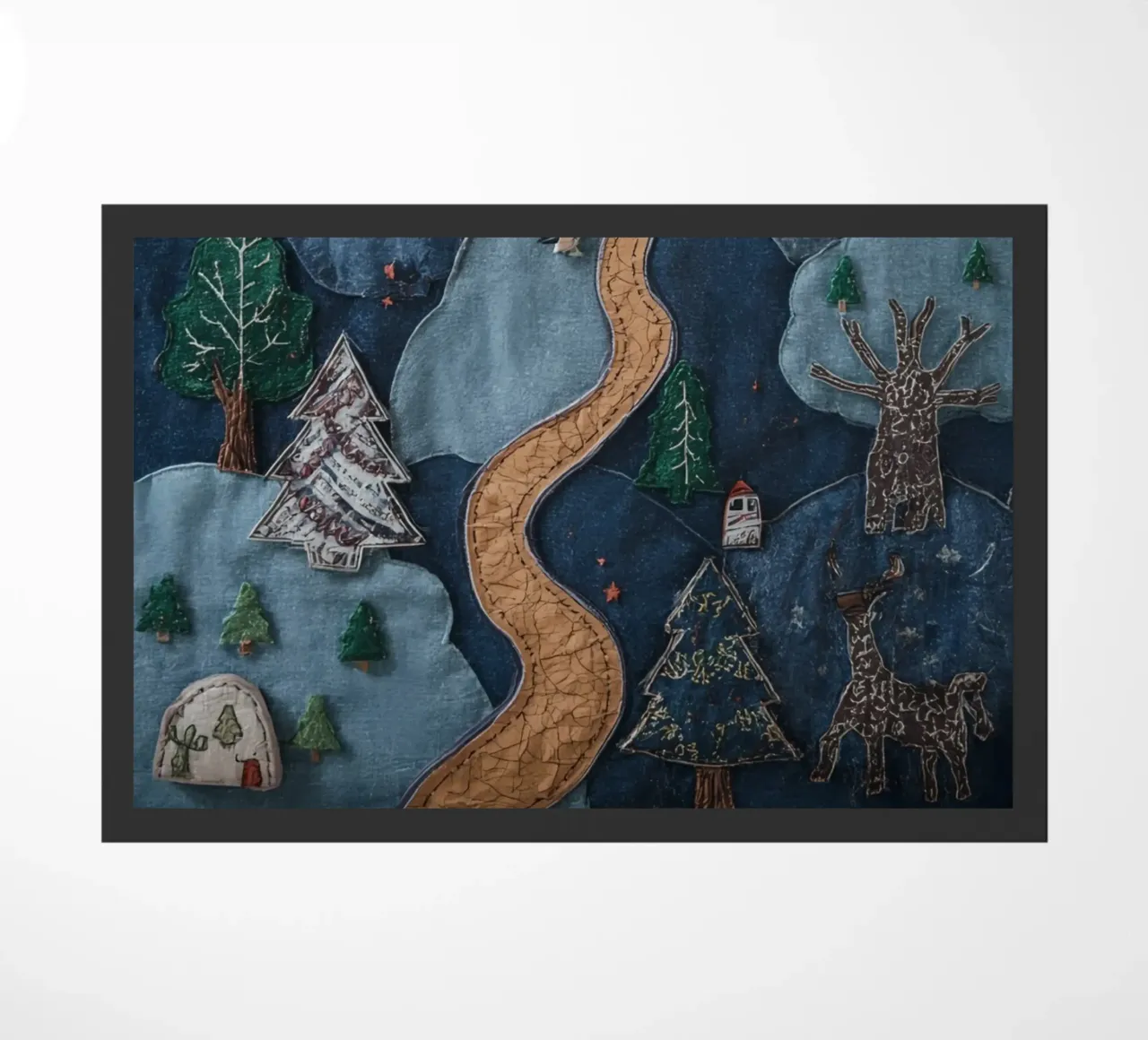 Paesaggio in collage di stoffa con elementi celesti e animali zerbino da DesignDoodle