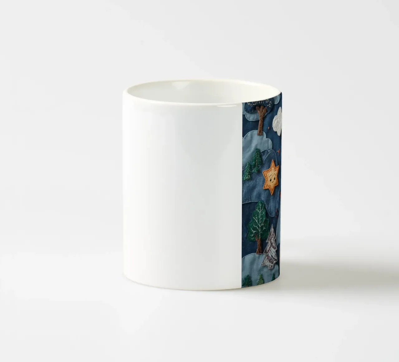 Paesaggio in collage di stoffa con elementi celesti e animali tazza in ceramica da DesignDoodle
