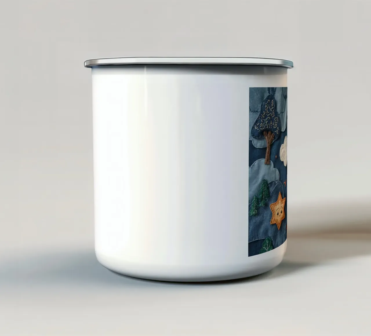 Paesaggio in collage di stoffa con elementi celesti e animali tazza in smalto da DesignDoodle