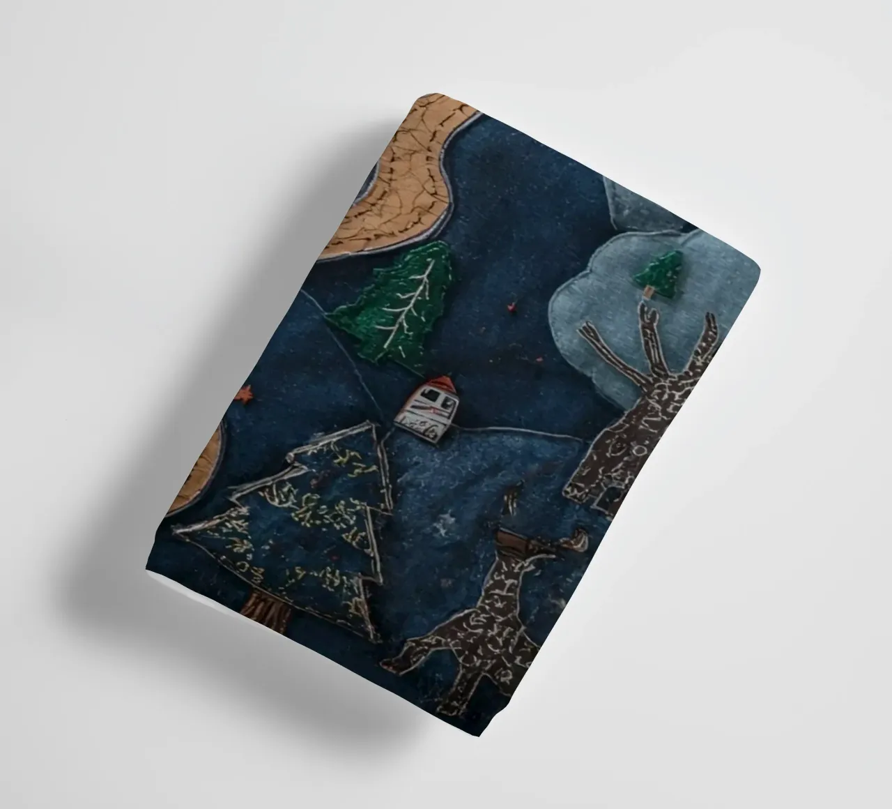 Paesaggio in collage di stoffa con elementi celesti e animali asciugamano da bagno da DesignDoodle