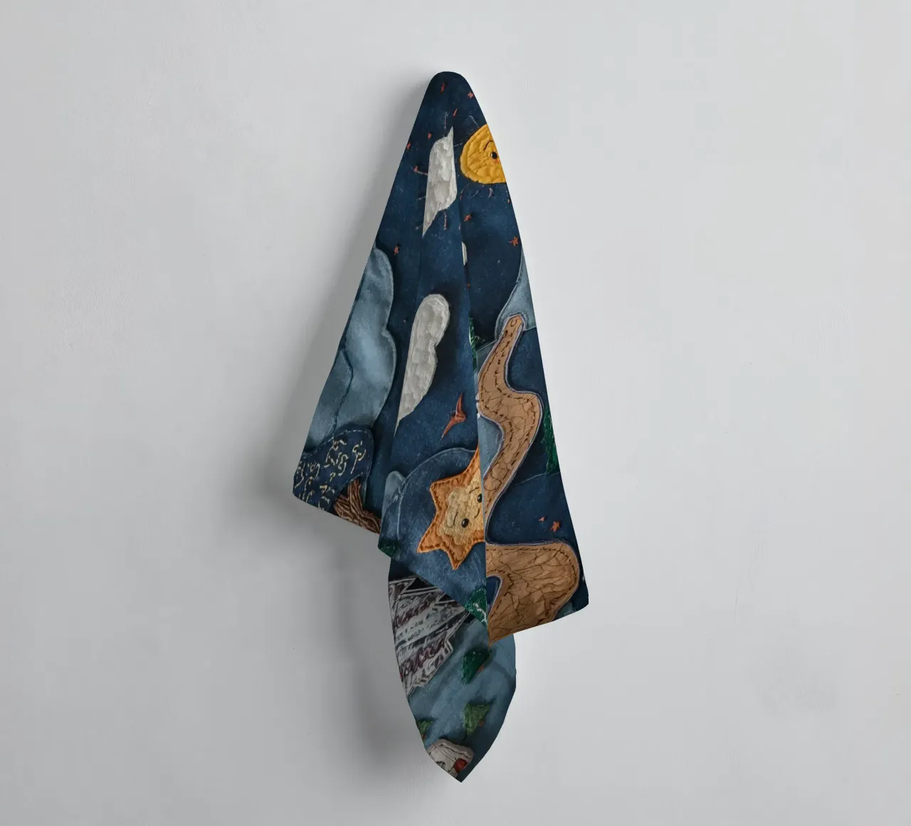 Paesaggio in collage di stoffa con elementi celesti e animali asciugamano da bagno da DesignDoodle
