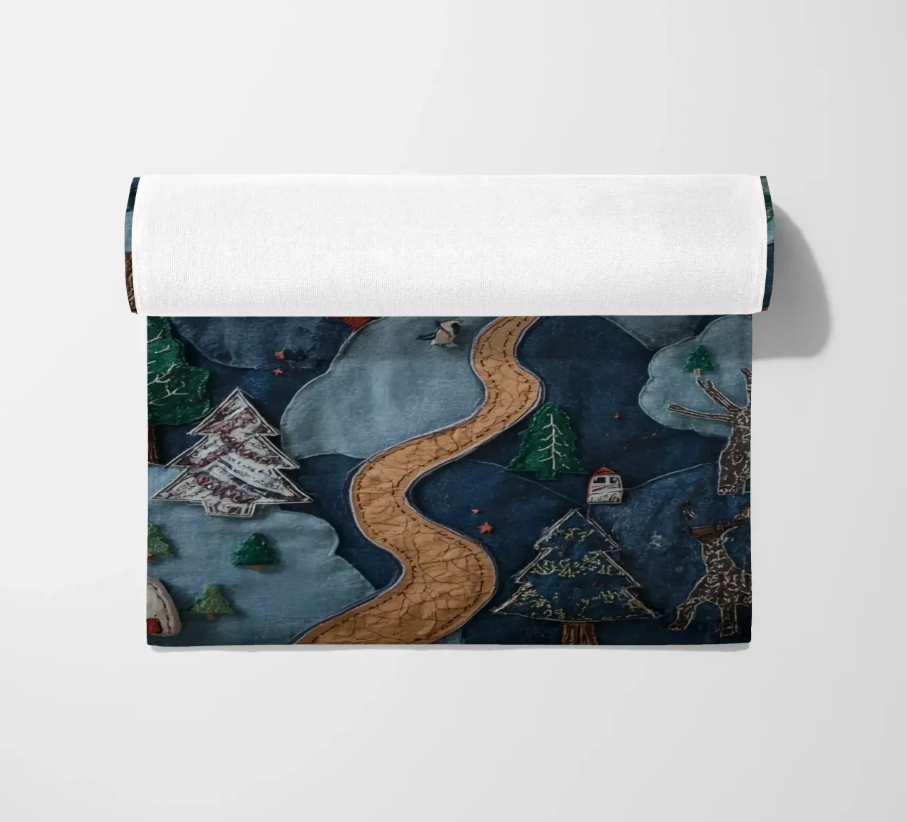 Paesaggio in collage di stoffa con elementi celesti e animali telo mare da DesignDoodle