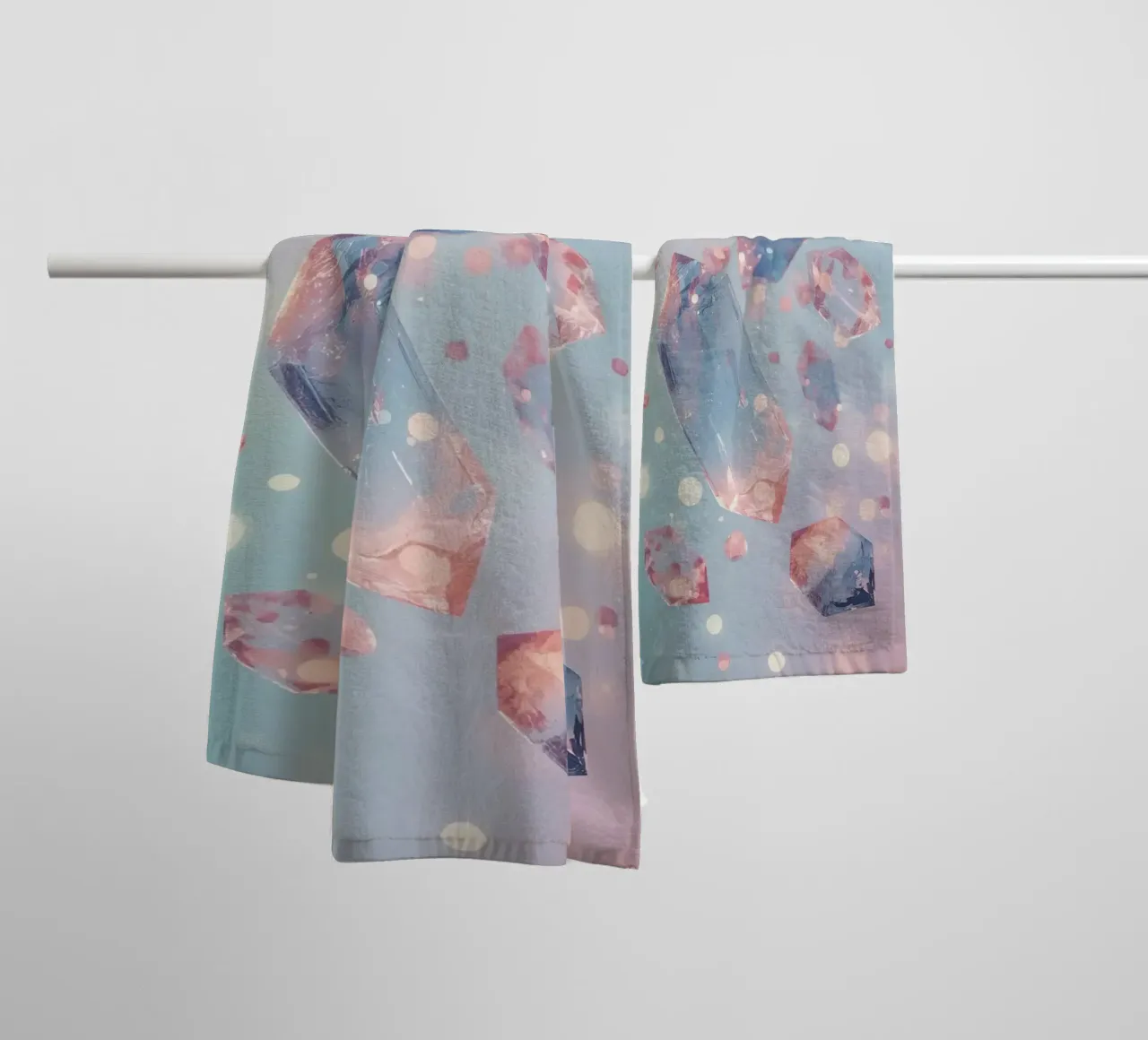 Drijvende kristallen met bokeh achtergrond badhanddoek van DesignDoodle