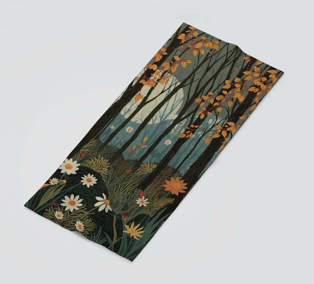 Scena di foresta con alberi, luna e fiori telo mare da DesignDoodle
