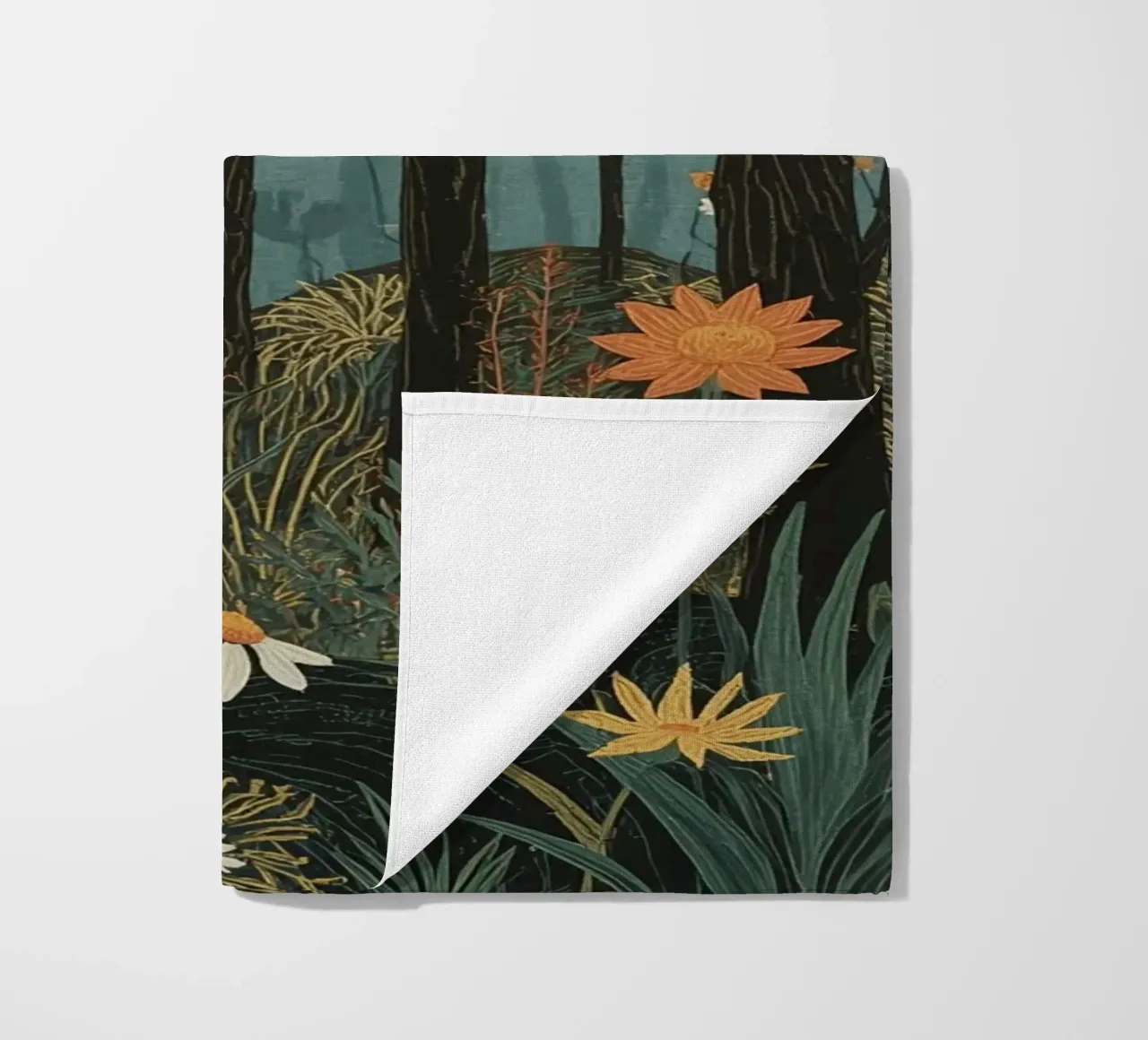 Scena di foresta con alberi, luna e fiori telo mare da DesignDoodle